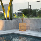 Természetes rattan lámpaernyő medence mellett, fénnyel, állólámpaként