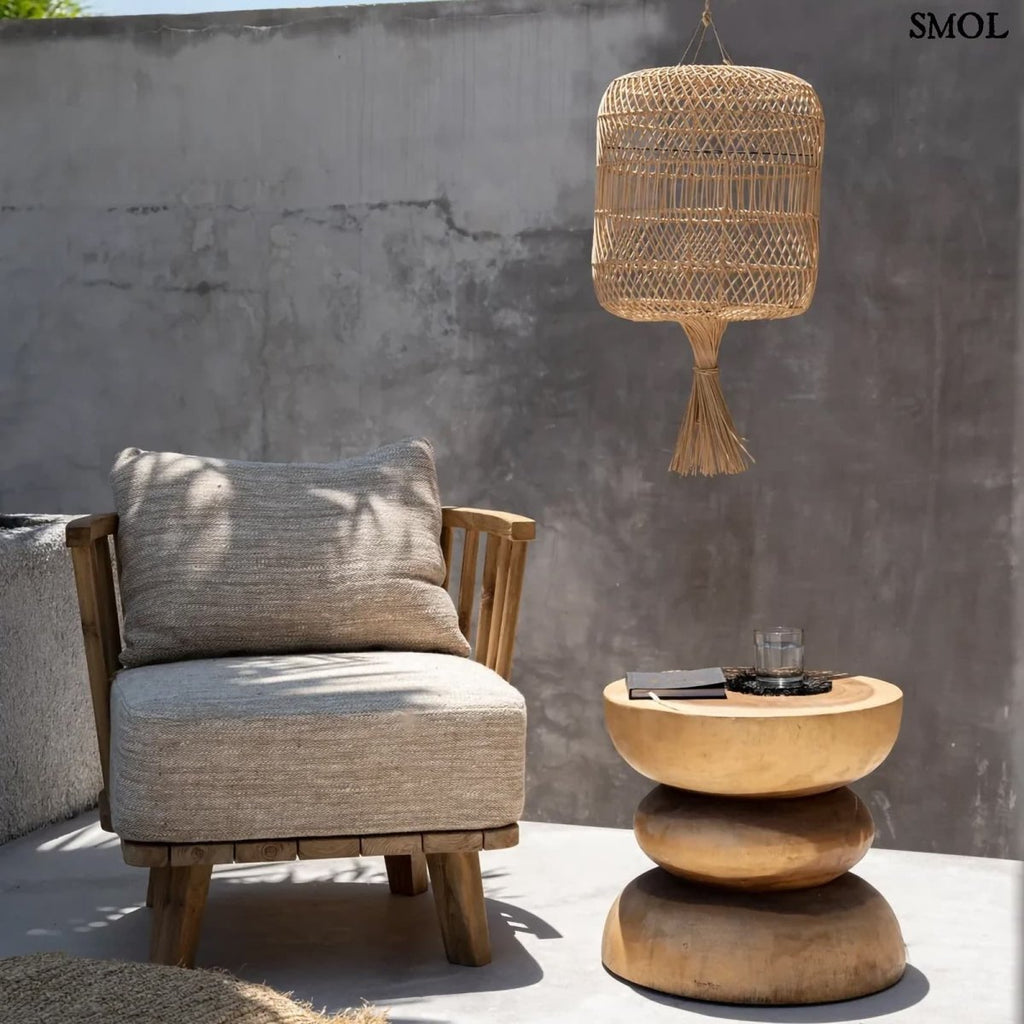 Természetes rattan lámpaernyő teraszon, fotellel, kisasztallal függőlámpaként