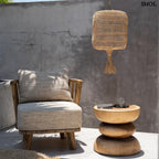 Természetes rattan lámpaernyő teraszon, fotellel, kisasztallal függőlámpaként