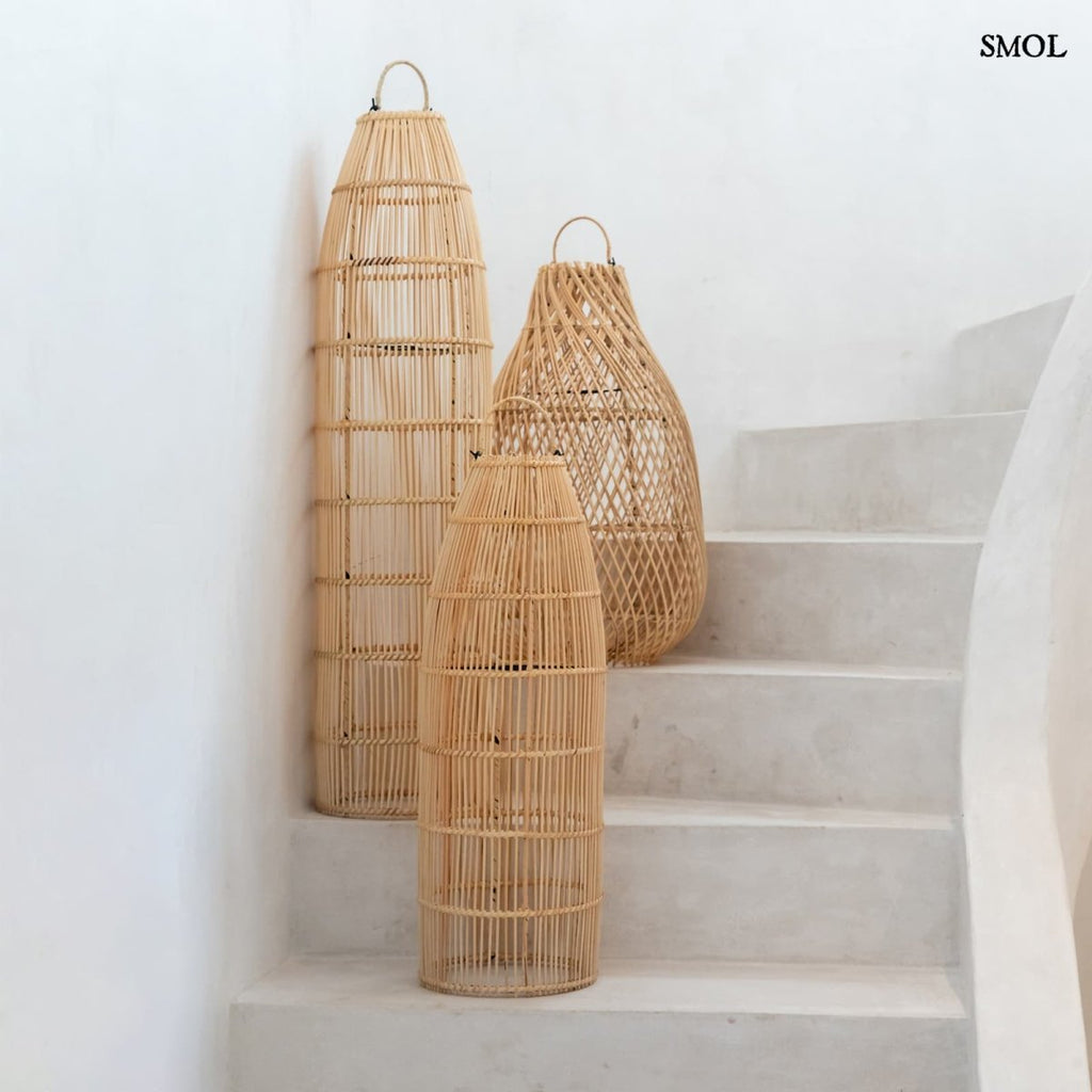 Kézzel készült rattan lámpaernyő (TRAP forma, L), natúr szín, lépcsőn, több forma lámpa