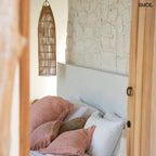 Kézzel készült rattan lámpaernyő (TRAP forma, L), natúr szín, hálószobában, párnákkal