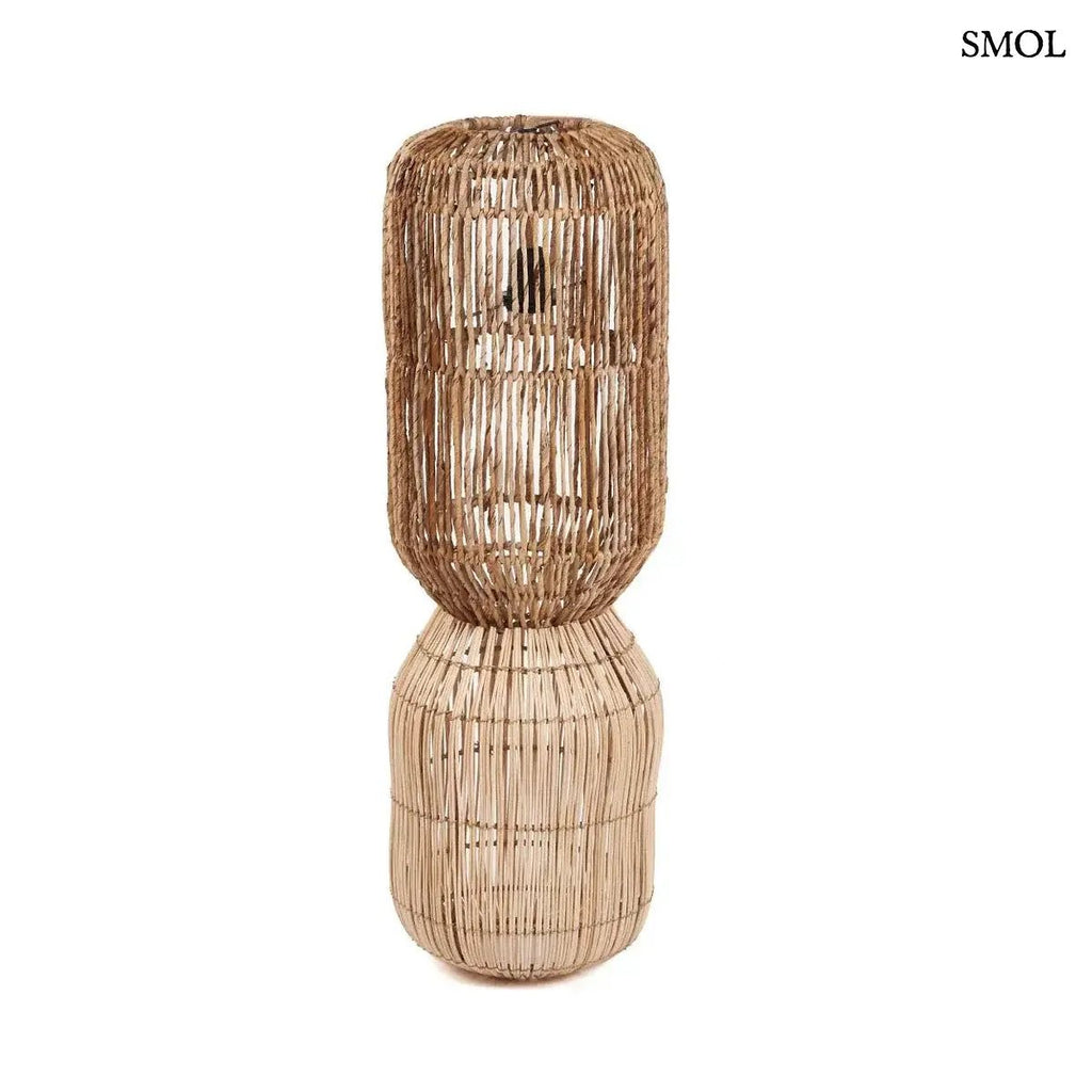 XL méretű, kézzel szőtt natúr rattan lámpaernyő banánlevélből, különleges kapszula formában, állólámpaként, fehér háttérrel