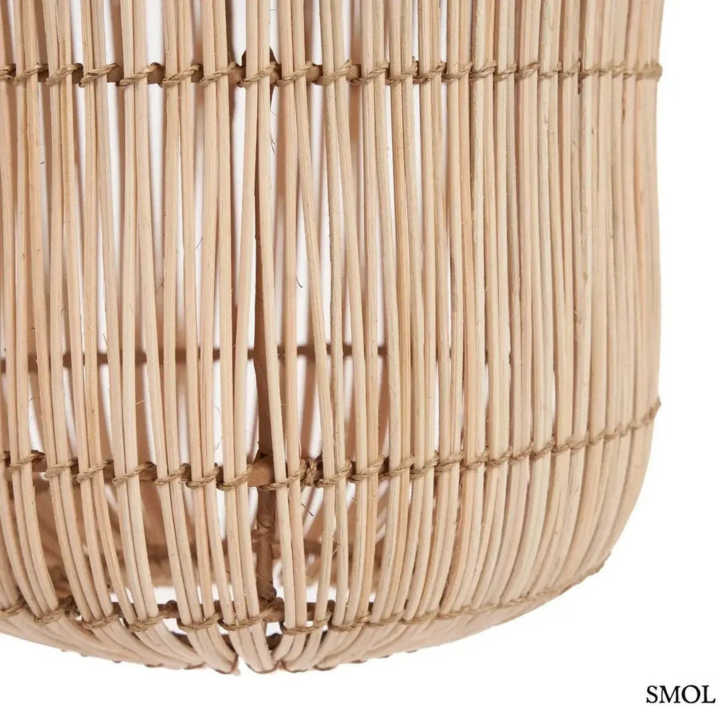 XL méretű, kézzel szőtt natúr rattan lámpaernyő banánlevélből, különleges kapszula formában, alsó rész nagyítva
