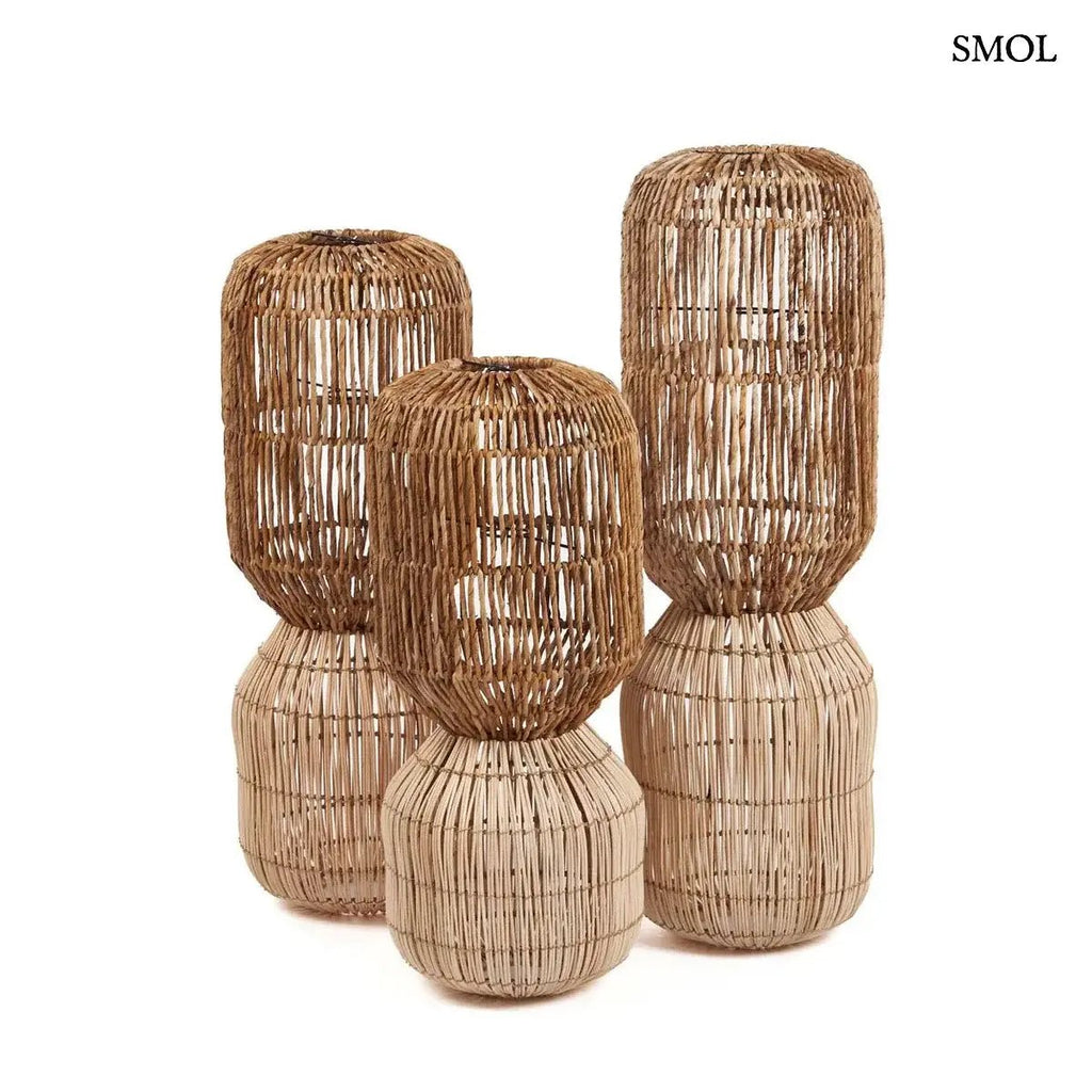 XL méretű, kézzel szőtt natúr rattan lámpaernyő banánlevélből, különleges kapszula formában, három méretben, fehér háttérrel
