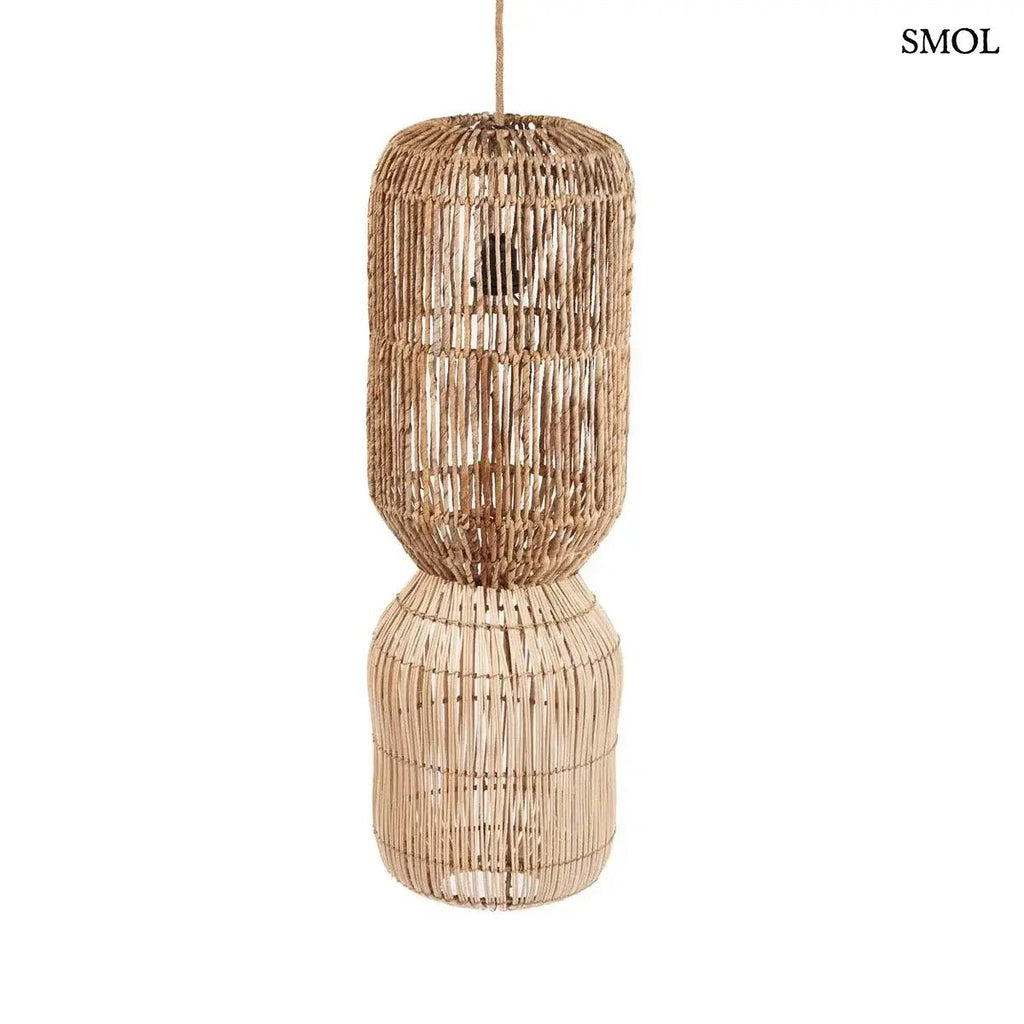 XL méretű, kézzel szőtt natúr rattan lámpaernyő banánlevélből, különleges kapszula formában, fehér háttérrel, függőlámpaként