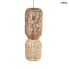 XL méretű, kézzel szőtt natúr rattan lámpaernyő banánlevélből, különleges kapszula formában, fehér háttérrel, függőlámpaként