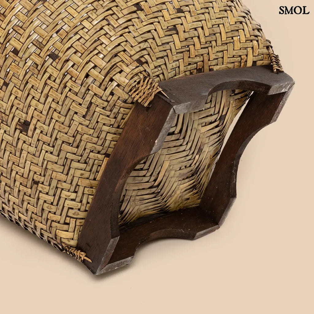 kézzel fonott rattan tárolókosár fedéllel alulról nagyítva