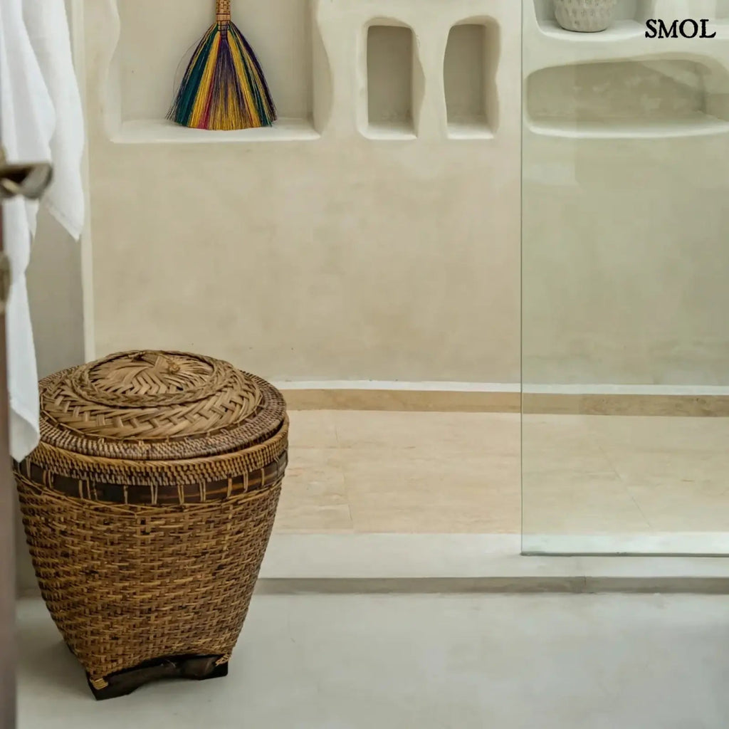 kézzel fonott rattan tárolókosár fedéllel fürdőszobában