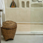 kézzel fonott rattan tárolókosár fedéllel fürdőszobában