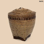 kézzel fonott rattan tárolókosár fedéllel natúr háttérrel