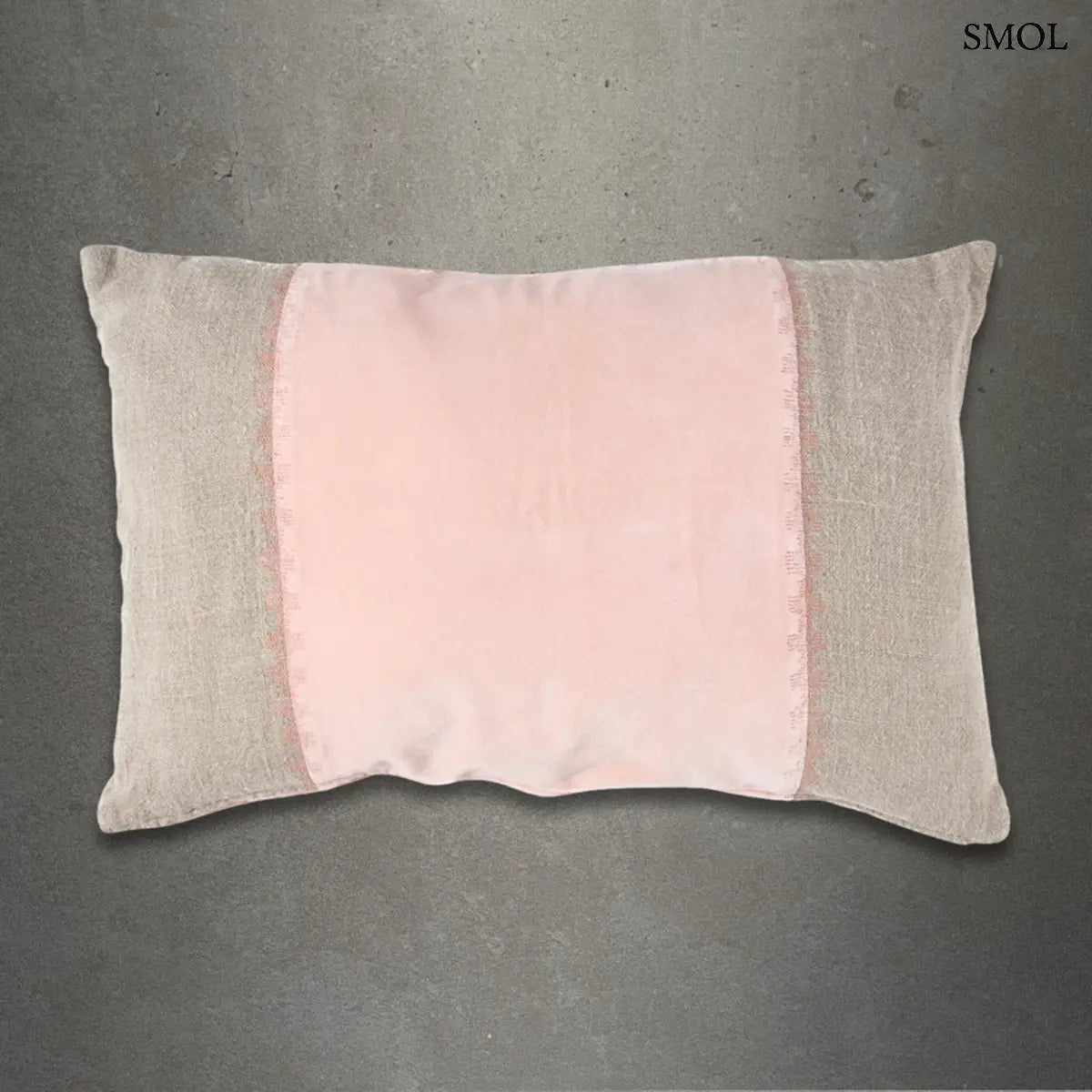 Rózsaszín Bársony-Len Díszpárnahuzat, középen selymes púderrózsaszín sávval, két szélén natúr lenvászon anyaggal és finom hímzett díszítéssel, szürke háttérrel