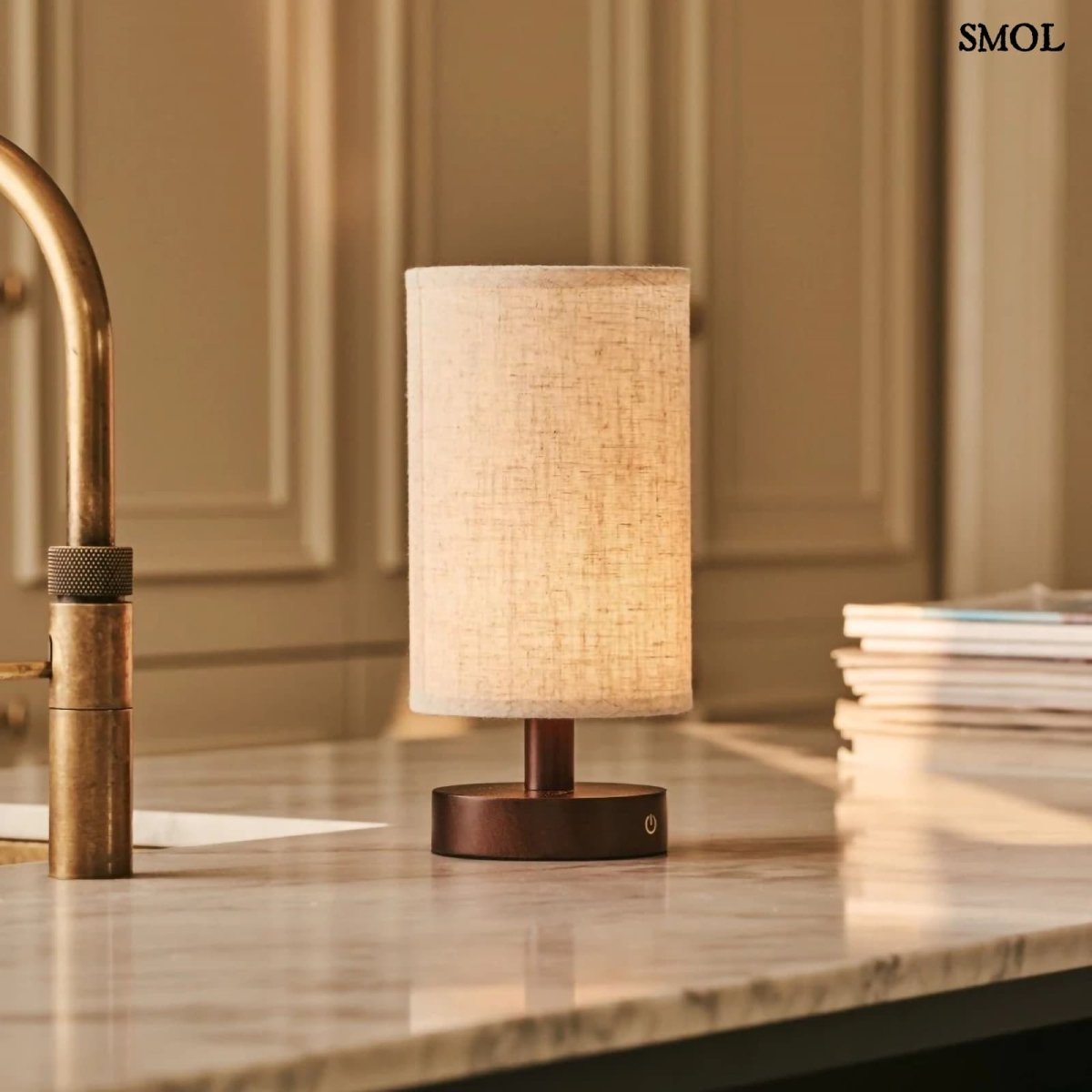 Sötétbarna Fa Asztali Lámpa USB - C Töltéssel | BEN - SMOL