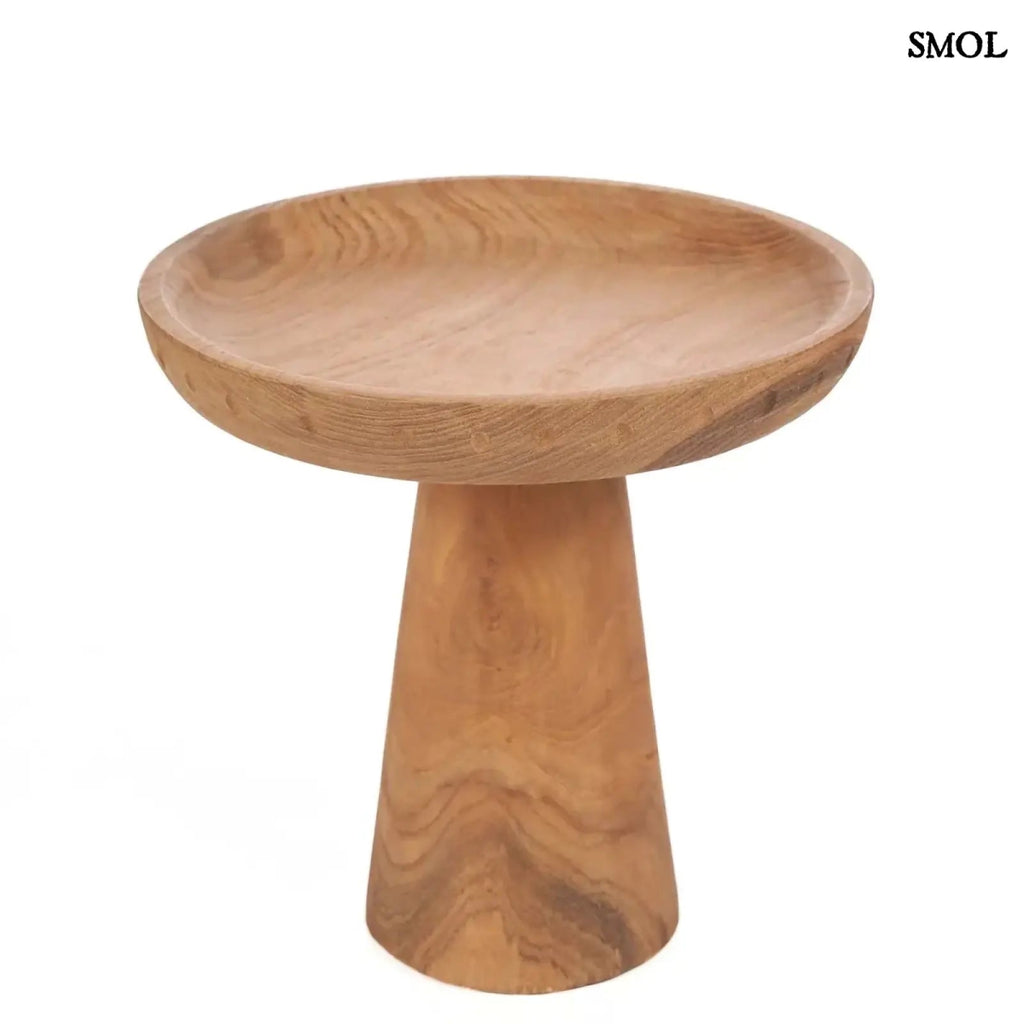 Natúr tíkfa süteményes kínáló tálalótalppal, fehér háttérrel