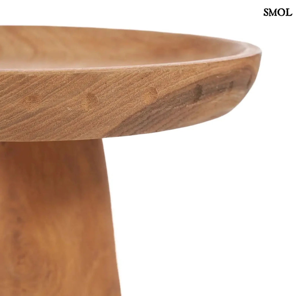 Natúr tíkfa süteményes kínáló tálalótalppal, oldalról nagyítva