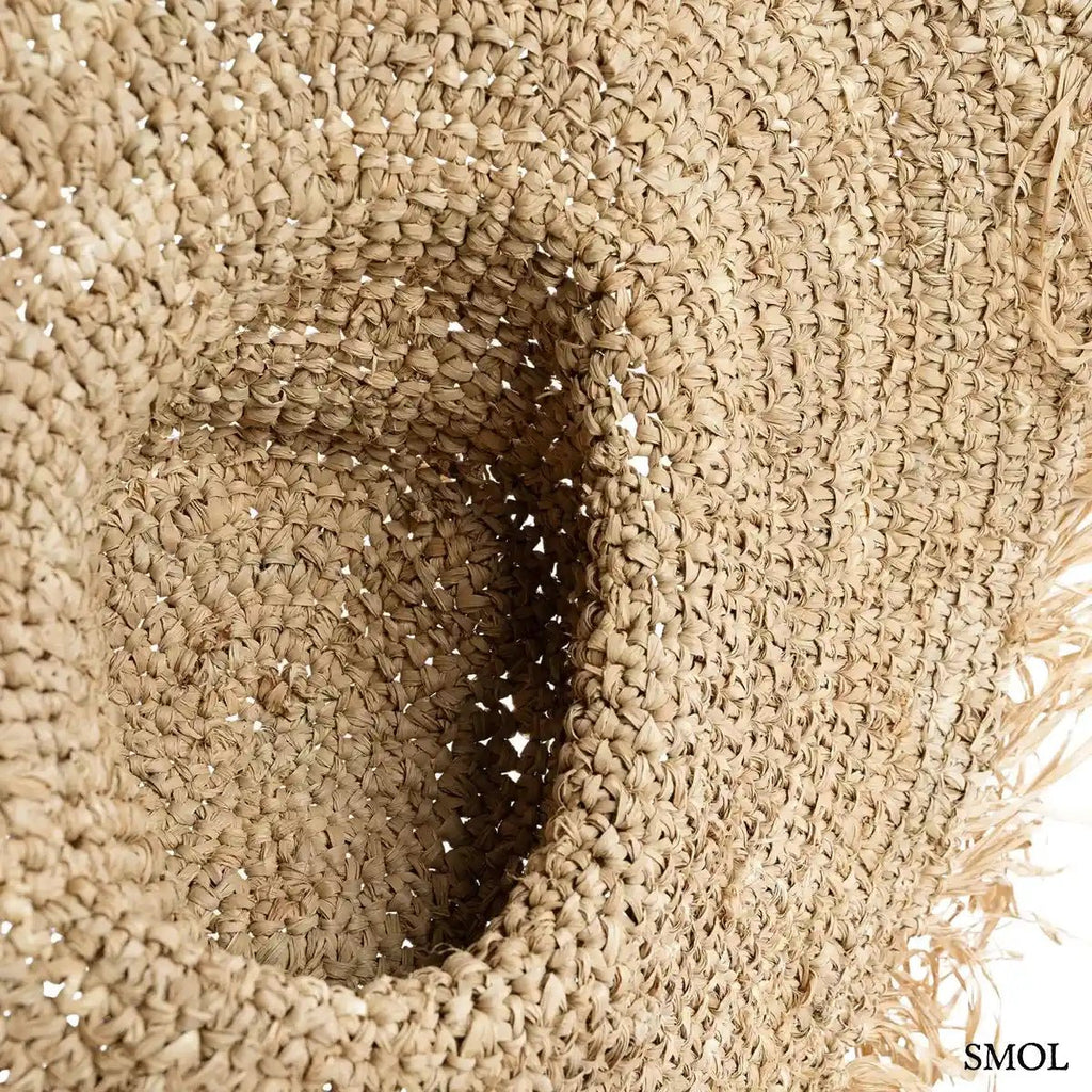 Kézzel szőtt, natúr barna szalmakalap széles, rojtos karimával, alulról