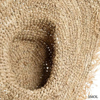 Kézzel szőtt, natúr barna szalmakalap széles, rojtos karimával, alulról
