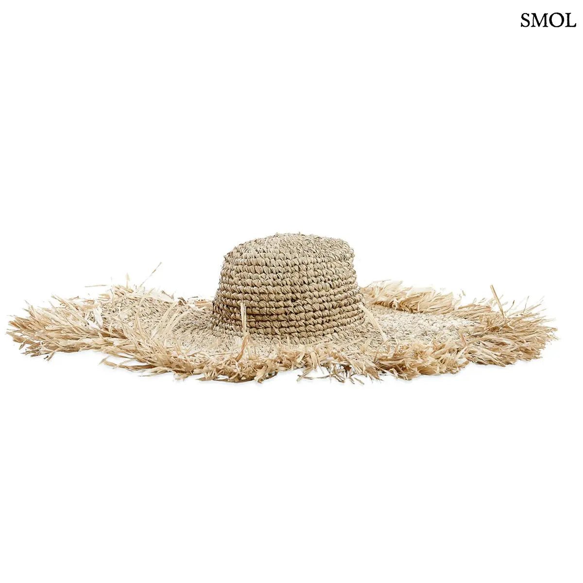 Kézzel szőtt, natúr barna szalmakalap széles, rojtos karimával, fehér háttérrel, oldalról