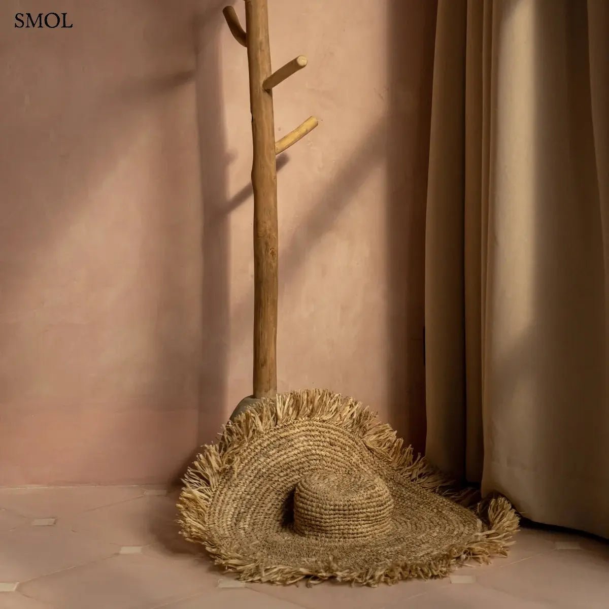 Kézzel szőtt, natúr barna szalmakalap széles, rojtos karimával, akasztóval