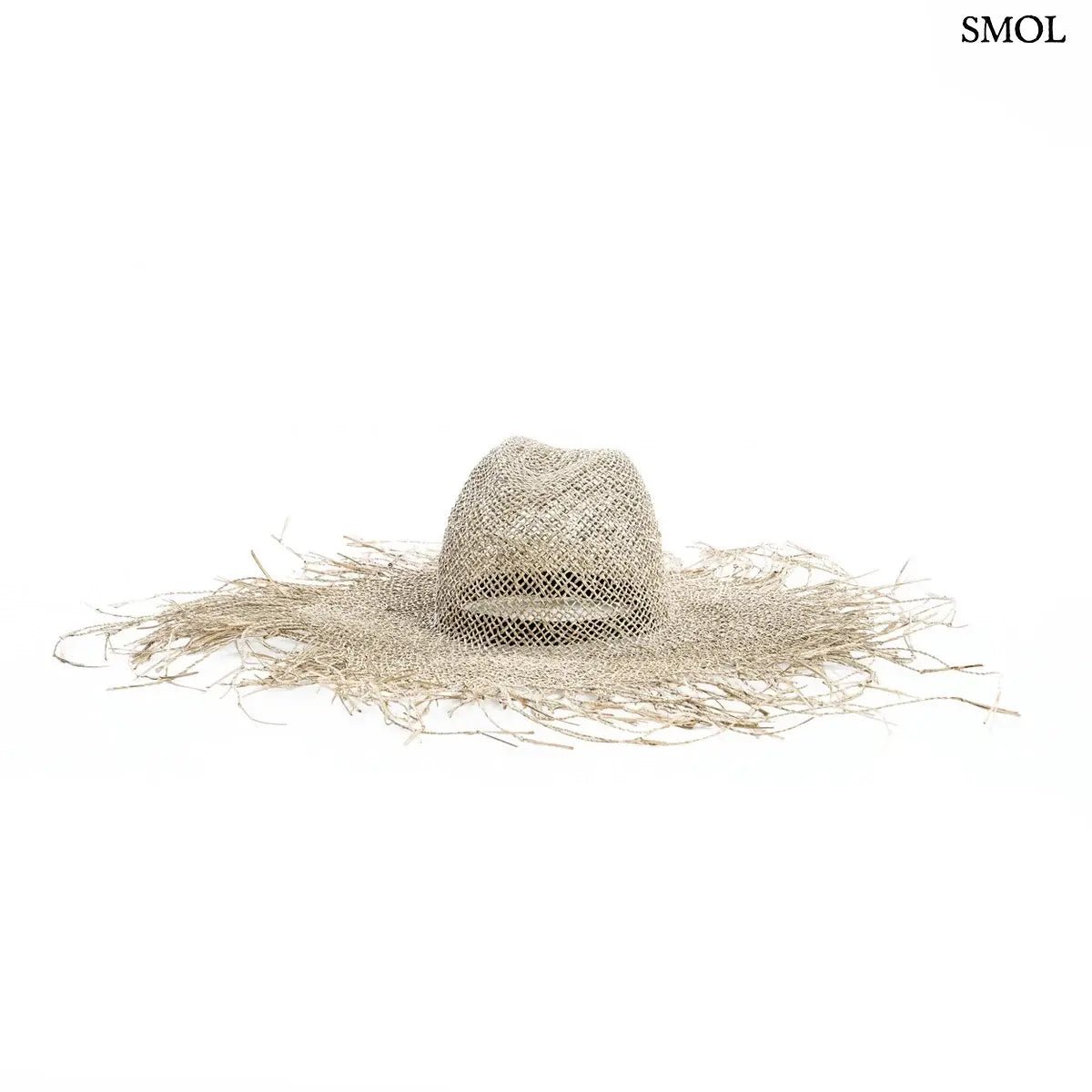 Kézzel szőtt, rusztikus tengerifű szalmakalap rojtos széllel és természetes textúrával a strandoláshoz, fehér háttérrel