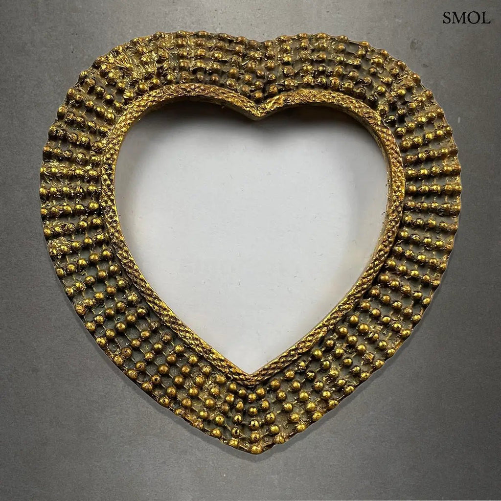 Antik arany szív képkeret gyöngyös díszítéssel és vintage textúrával, szürke háttérrel