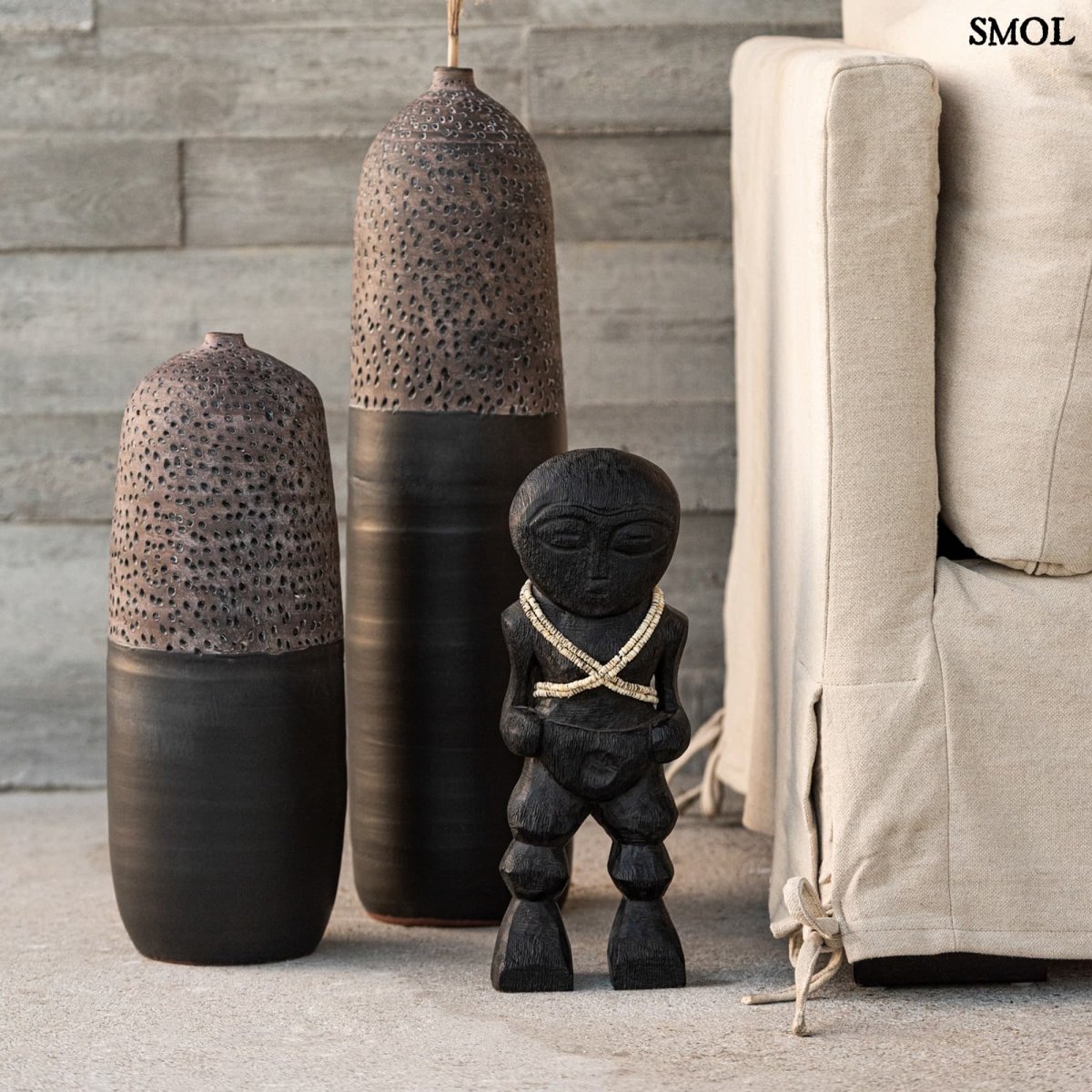 Szobor - fekete, mangófa, 41 cm | MATTEO - smol.hu - nappaliban, vázák előtt