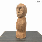 smol.hu -RUNE, rusztikus, mangófa szobor, 33 cm fekete asztalon, oldalról