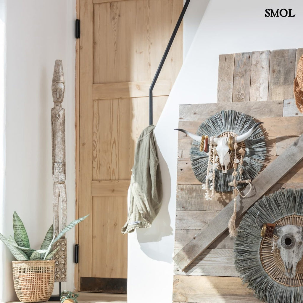 Szobor tartón - nagyméretű, fa, 120,5cm | KALI - smol.hu - ajtó mellett