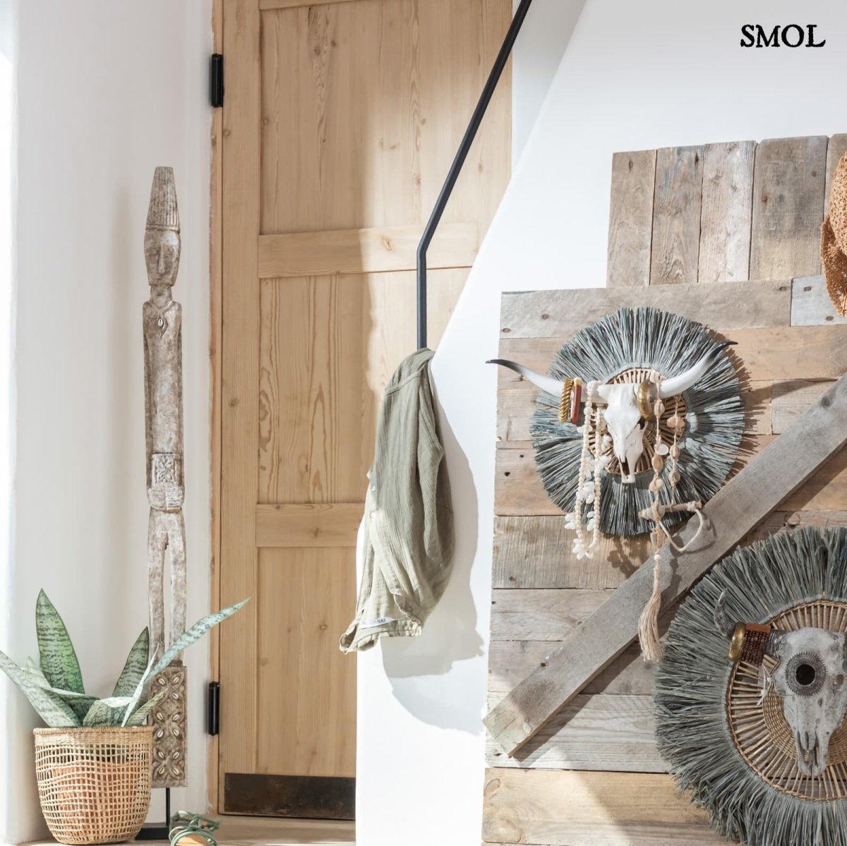 Szobor tartón - nagyméretű, fa, 120,5cm | KALI - smol.hu - ajtó mellett