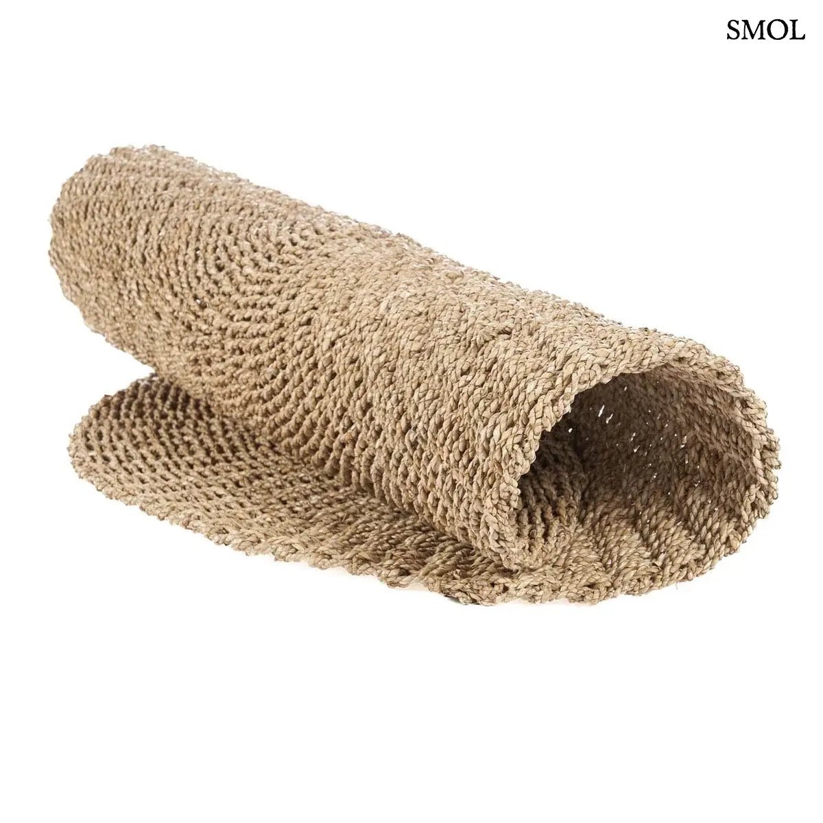 Természetes szizál szőnyeg kerek formában, kézzel font textúrával, homokszínű boho stílusban, feltekerve