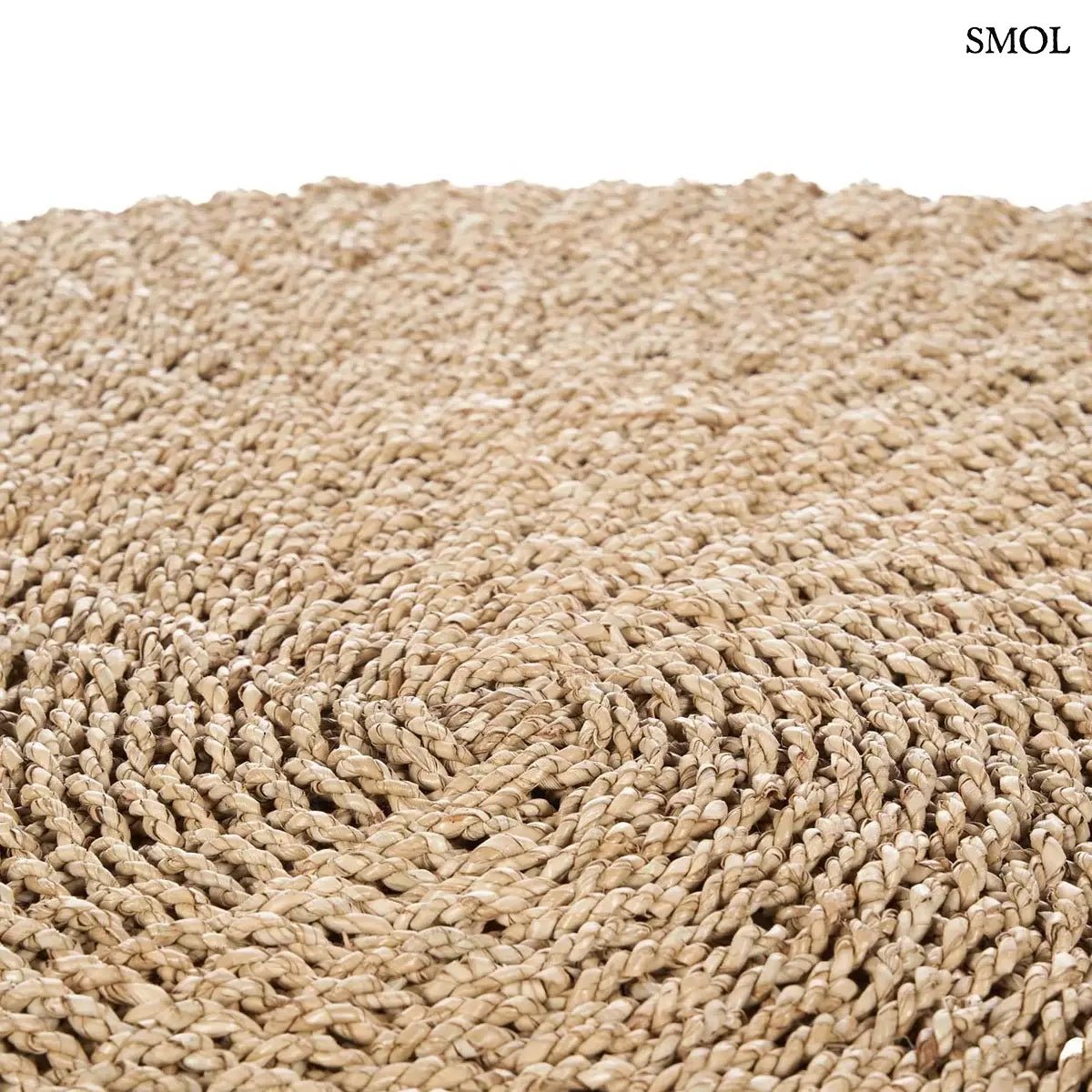 Természetes szizál szőnyeg kerek formában, kézzel font textúrával, homokszínű boho stílusban, nagyítva