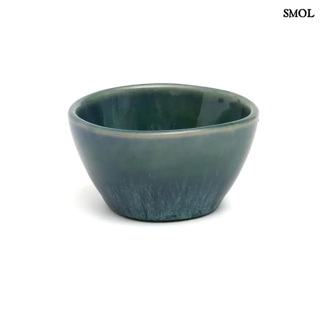 Kézzel készült kék szószos tál mártogatósokhoz - fehér háttérrel