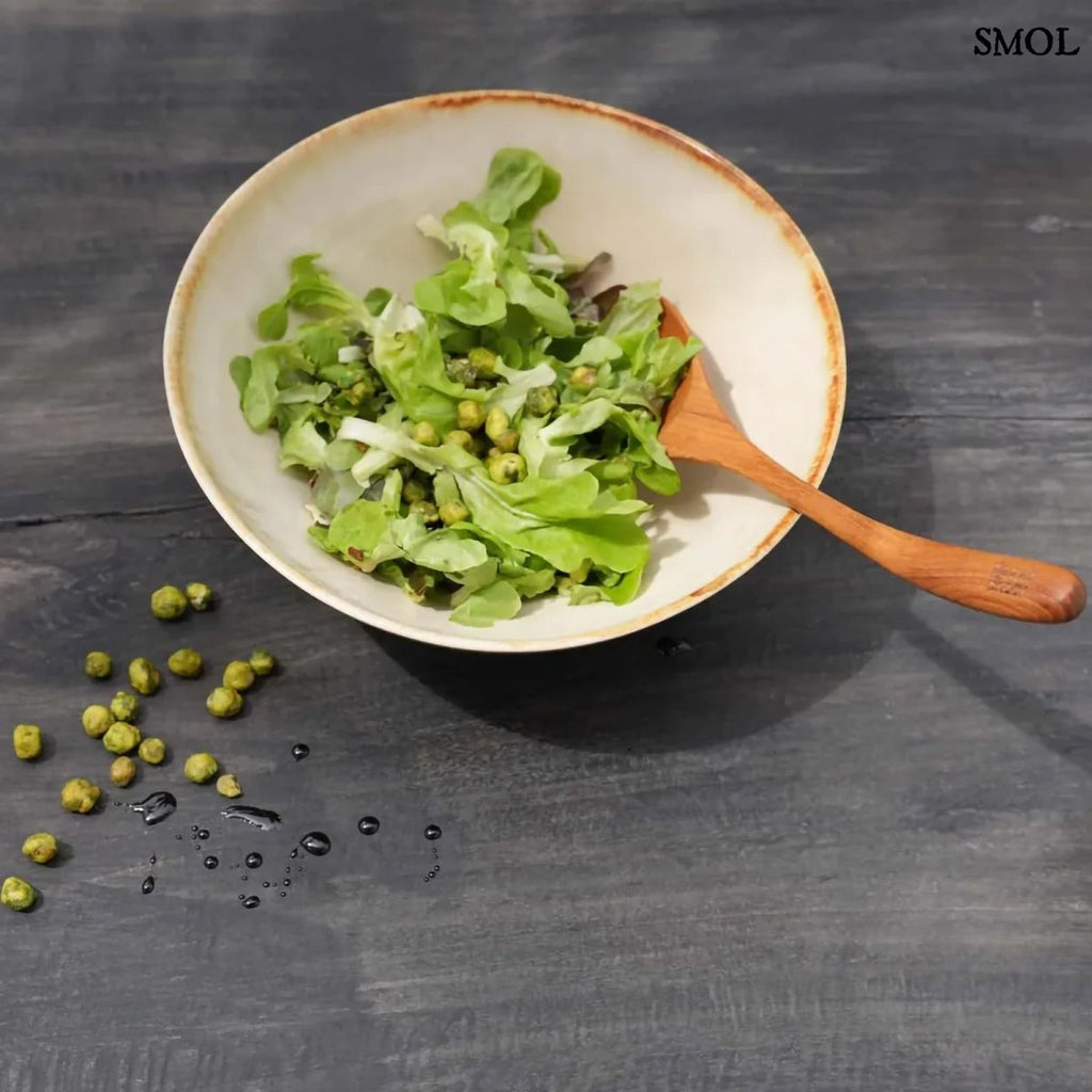 Kézzel készült portugál tálalótányér salátával asztalon