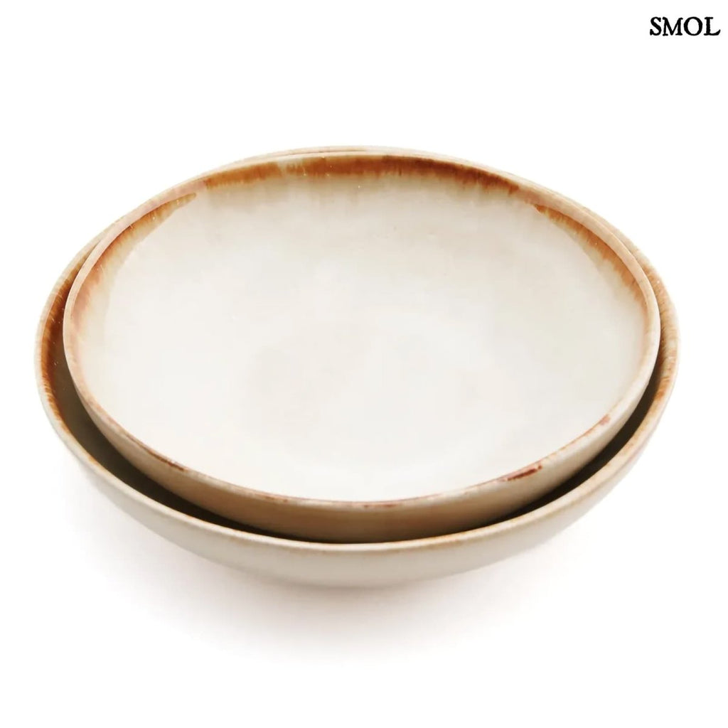 Kézzel készült portugál tálalótányér egymásban