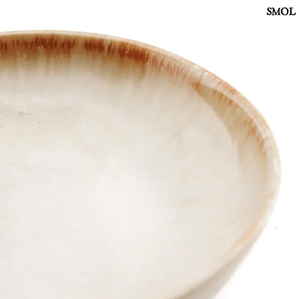 Kézzel készült portugál tálalótányér pereme nagyítva