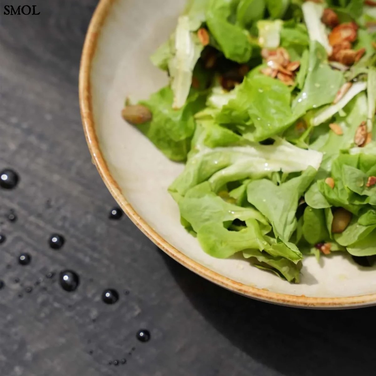 Kézzel készült portugál tálalótányér széle nagyítva salátával