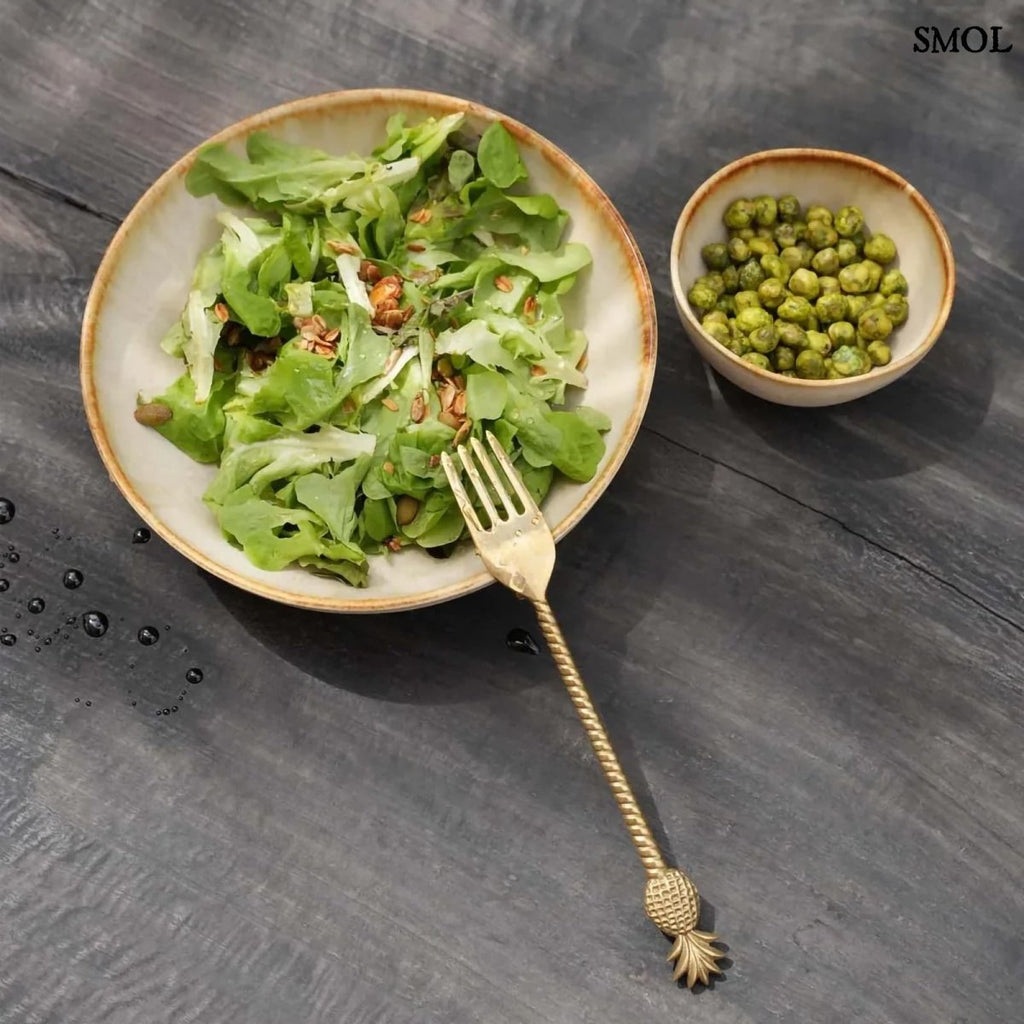 Kézzel készült portugál tálalótányér salátával, villával.