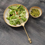 Kézzel készült portugál tálalótányér salátával, villával.