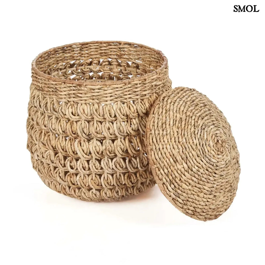 Kézzel fonott banánlevél tároló kosár fedővel, természetes natúr színben. Magas, kerek, elcsúsztatott fedővel