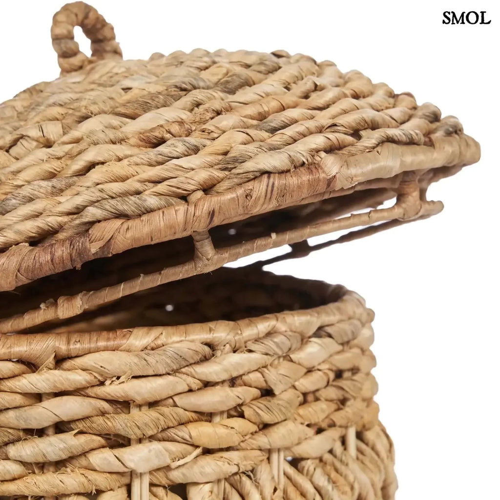 Tároló kosár, fedéllel, vastagon fonott, méhsejtmintás banánlevélből, természetes barna színben, drótozott fedél nagyítva