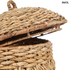 Tároló kosár, fedéllel, vastagon fonott, méhsejtmintás banánlevélből, természetes barna színben, drótozott fedél nagyítva