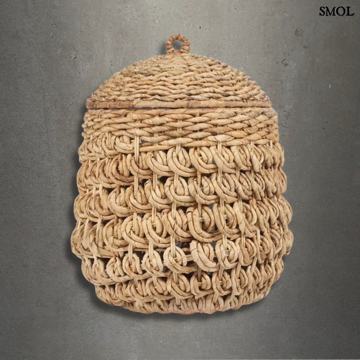 Tároló kosár, fedéllel, vastagon fonott, méhsejtmintás banánlevélből, természetes barna színben, szürke háttérrel