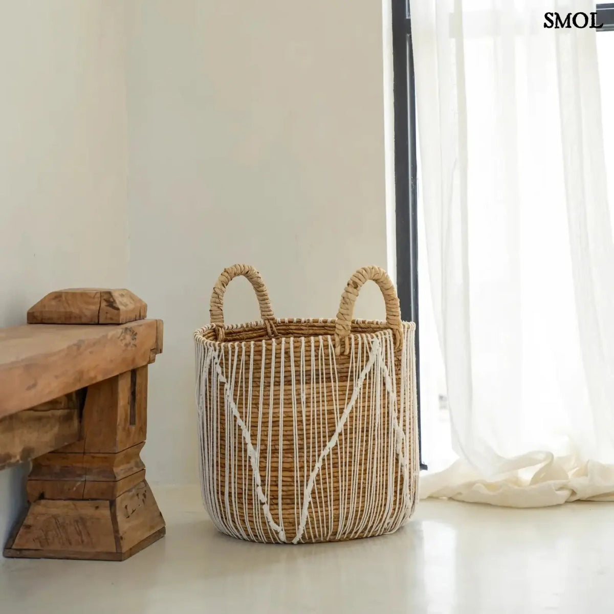 Tárolókosár banánlevélből – fehér makramé, M | STRAIGHT | SMOL - függöny előtt