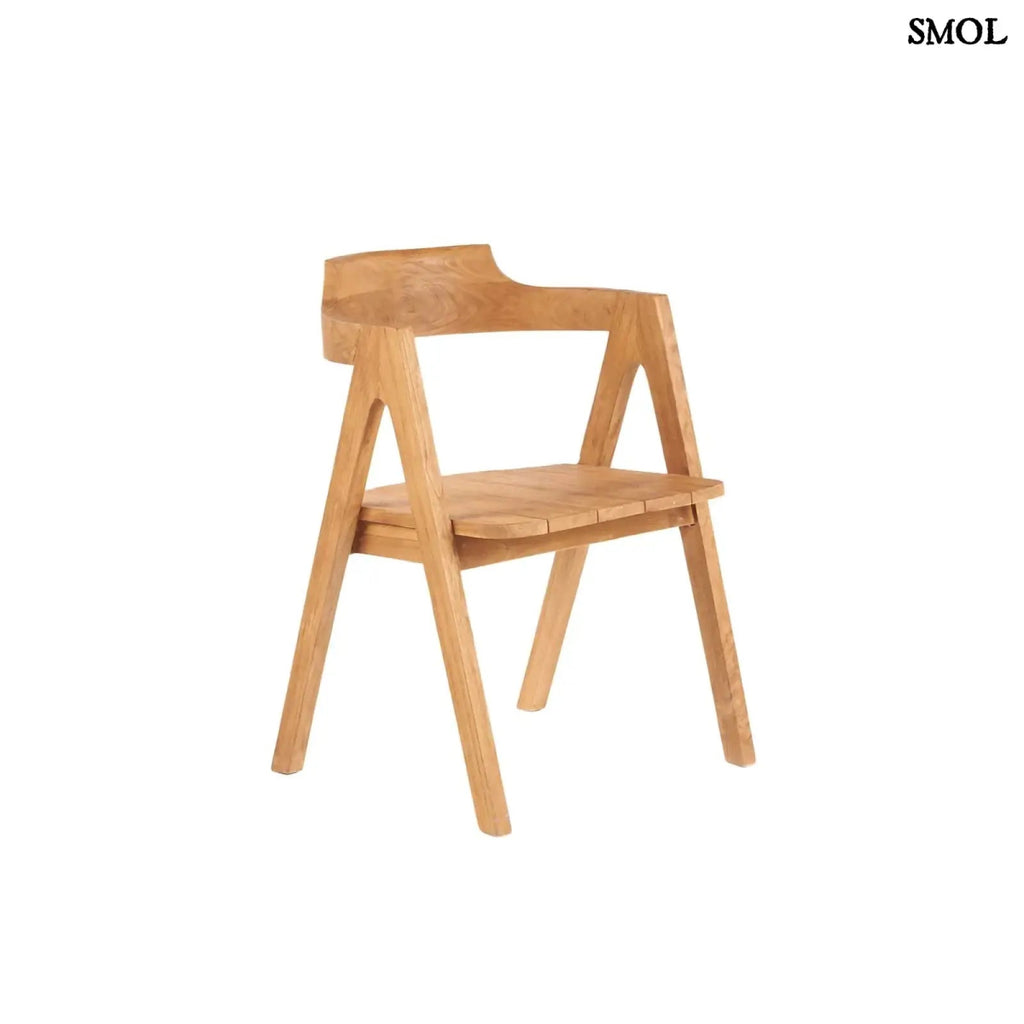 Teakfa étkezőszék természetes fa színben, ívelt háttámlával ferdén