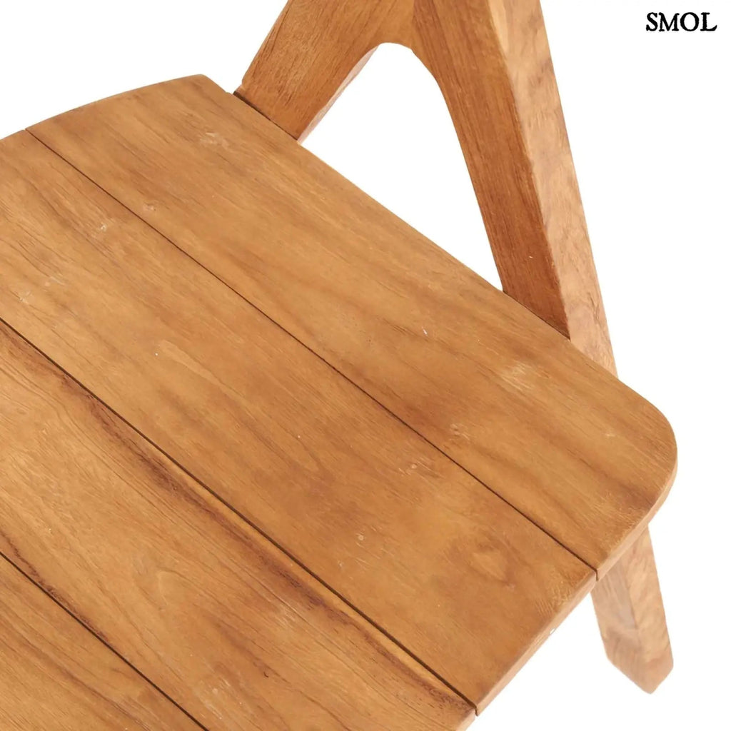 Teakfa étkezőszék természetes fa színben, ívelt háttámlával felülről