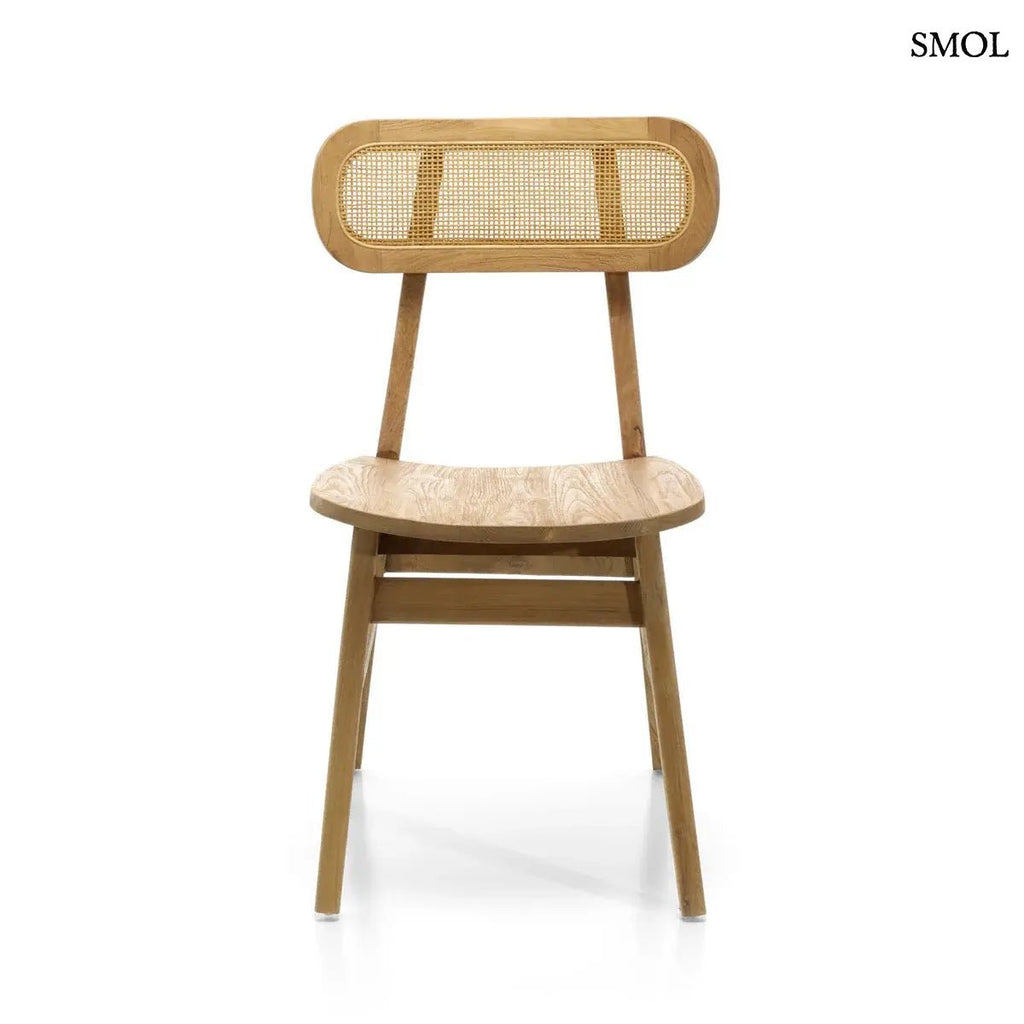 Teakfa étkezőszék világos rattan háttámlával és tömörfa üléssel, természetes színben, szemből