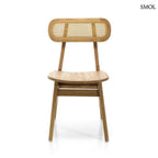 Teakfa étkezőszék világos rattan háttámlával és tömörfa üléssel, természetes színben, szemből
