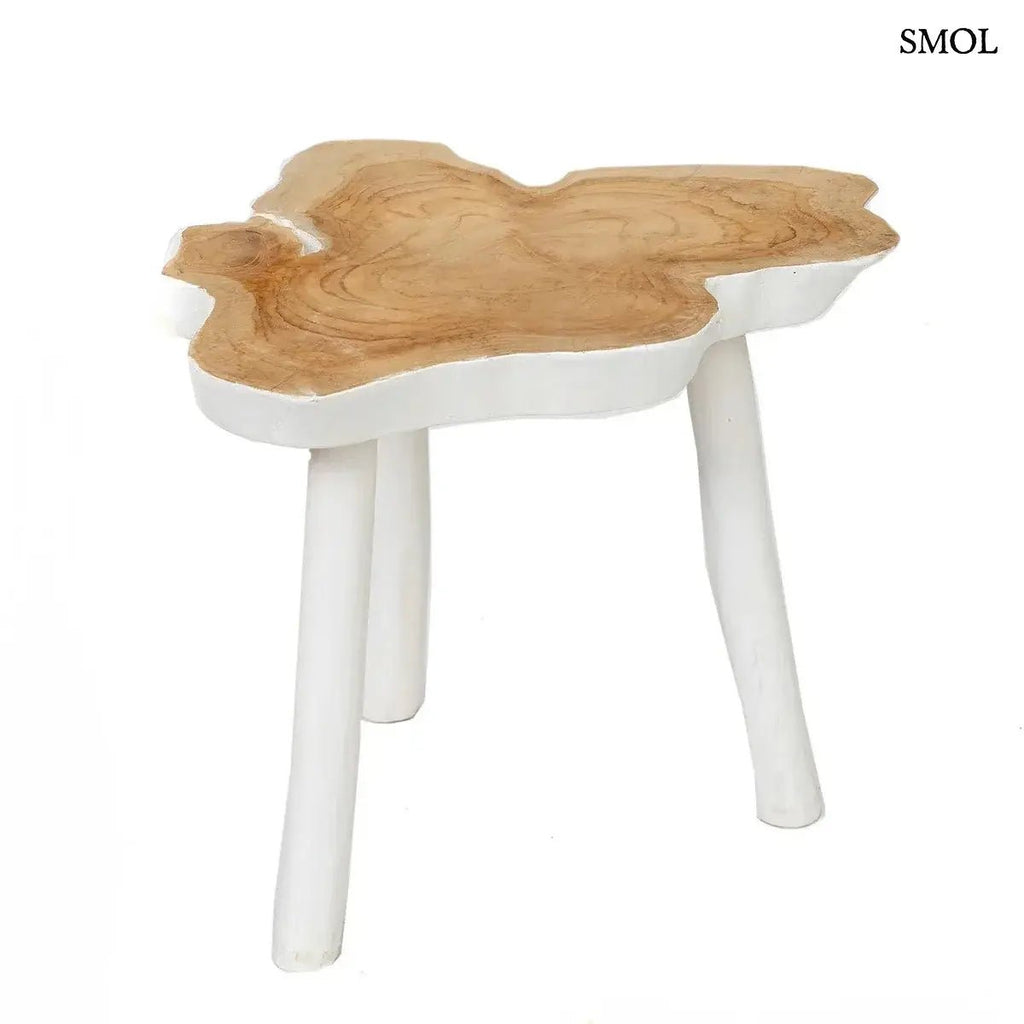 Háromlábú organikus teakfa lerakóasztal natúr fa tetővel és fehér lábakkal, bohém stílusban, fehér háttérrel