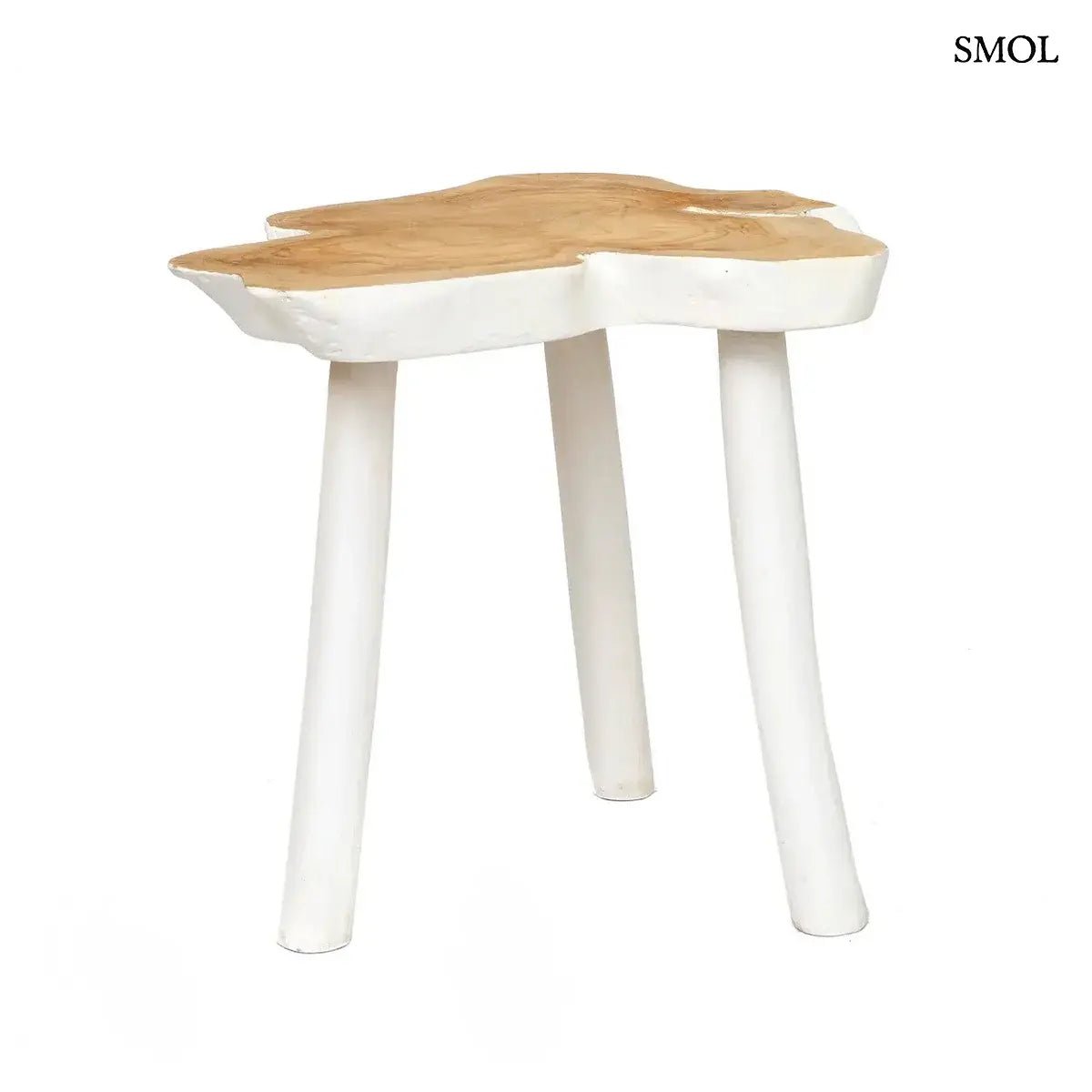 Háromlábú organikus teakfa lerakóasztal natúr fa tetővel és fehér lábakkal, bohém stílusban, oldalról, fehér háttérrel