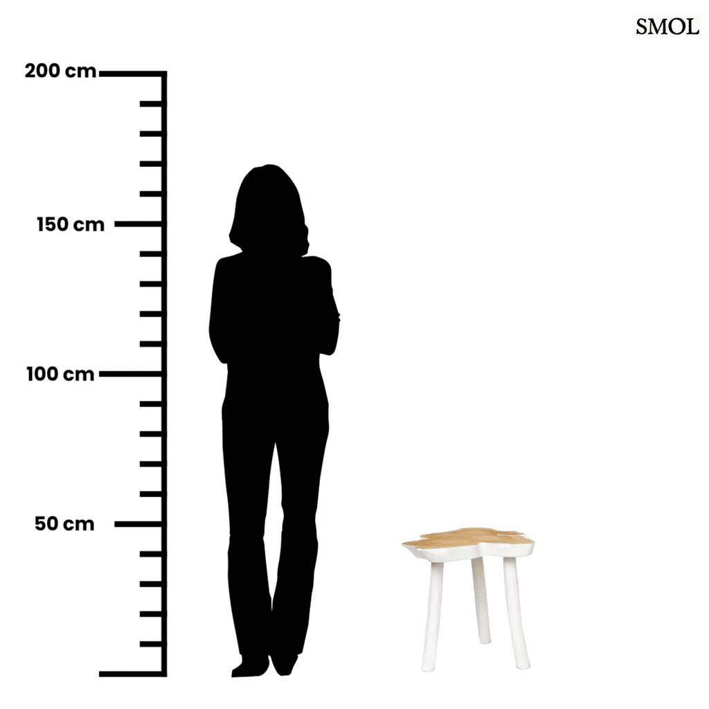 Háromlábú organikus teakfa lerakóasztal natúr fa tetővel és fehér lábakkal, bohém stílusban, méretarányosan