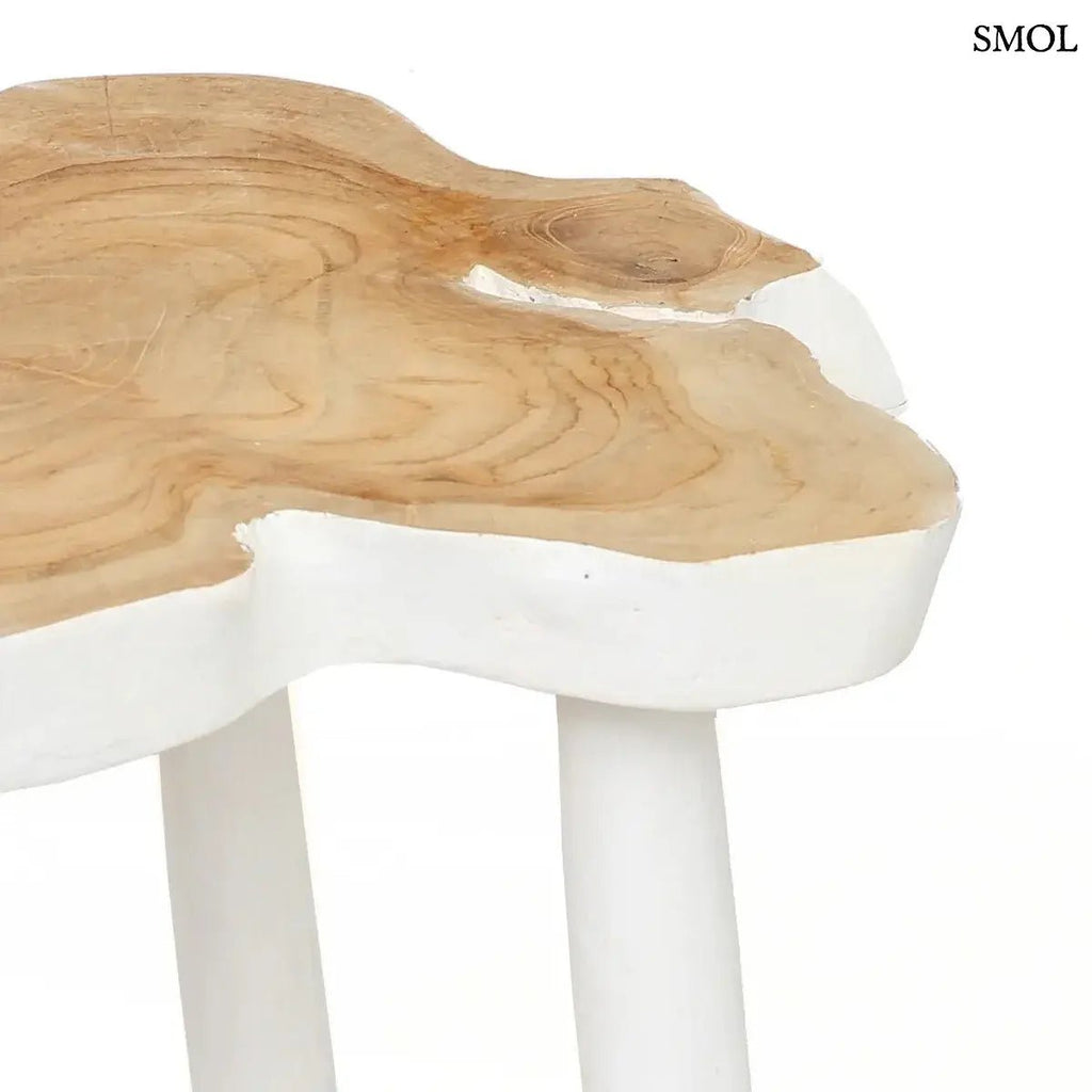 Háromlábú organikus teakfa lerakóasztal natúr fa tetővel és fehér lábakkal, bohém stílusban, oldalról